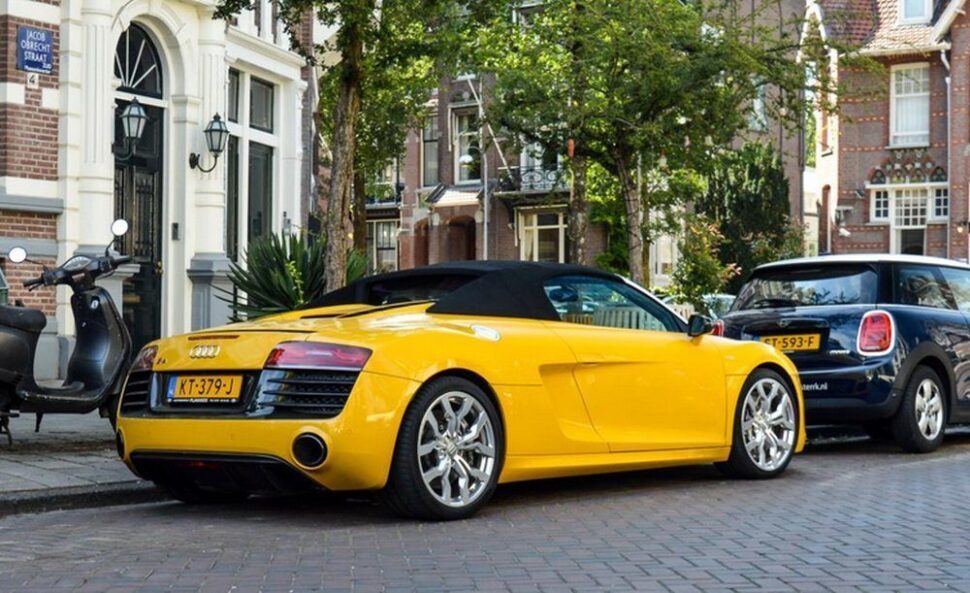Audi R8 geel
