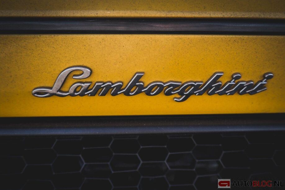 Het Lamborghini-logo op een Huracán Performante