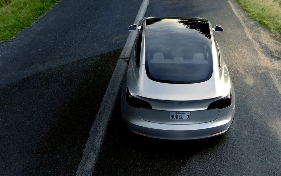 Tesla Model 3, waarvan de achterbumper los kan laten na rijden door water