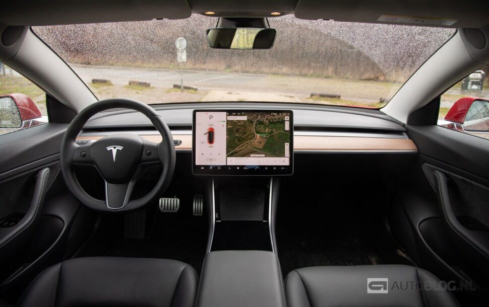 Interieur van de Tesla Model 3, die matig scoorde bij de nieuwe rijhulpsystementest van de Euro NCAP