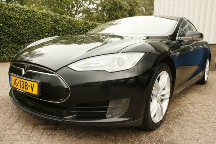 De neus van de Tesla Model S, de EV met de hoogste kilometerstand op Marktplaats