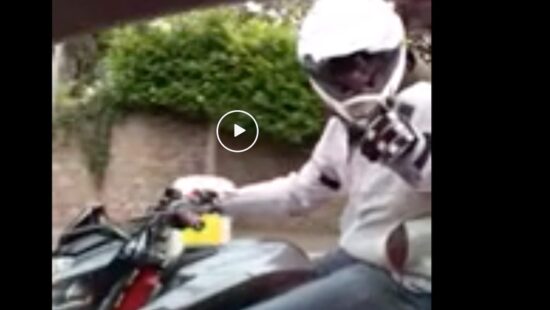 Video - motorrijder komt even verhaal halen..