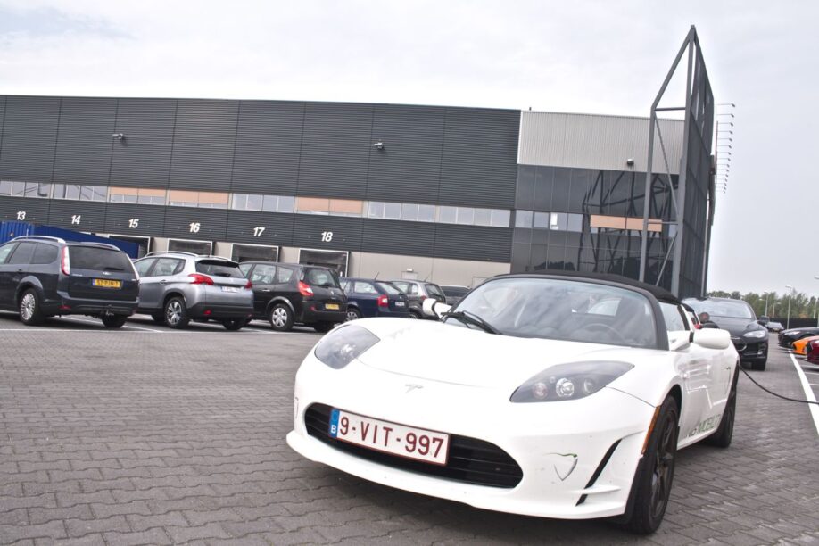 Een Tesla Roadster bij de Tesla-fabriek in Tilburg