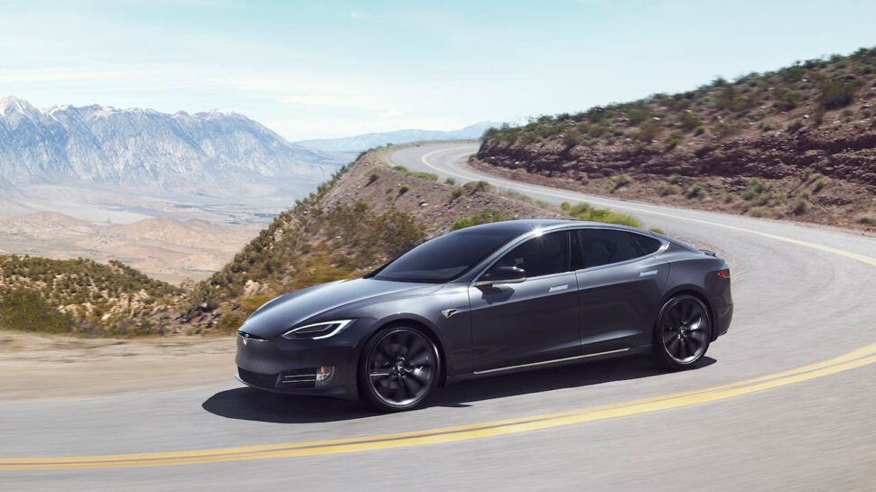 Bizar: Tesla draagarm breekt af met 200 km/u