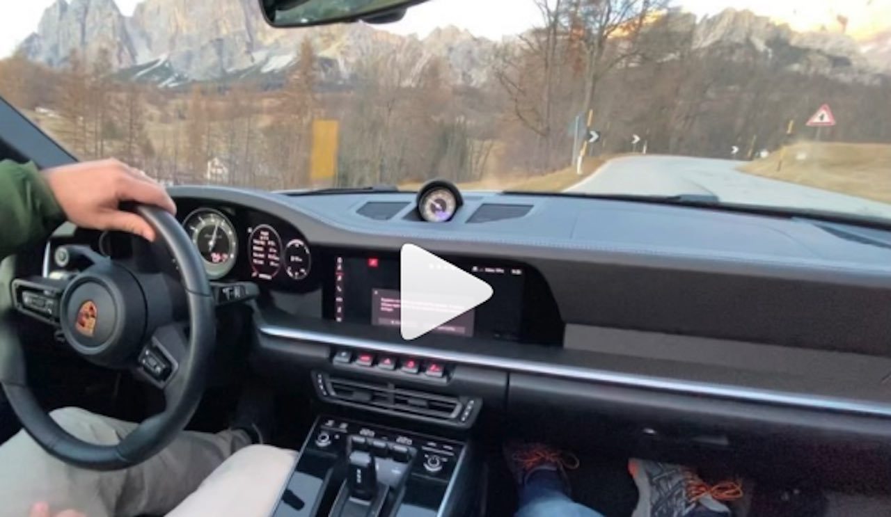 Video - man haalt nieuwe 911 Turbo, drift er meteen op los