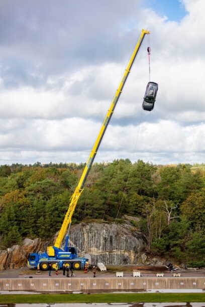Volvo dropt auto's van 30 meter hoogte