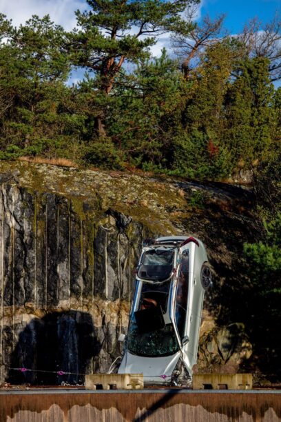 Volvo dropt auto's van 30 meter hoogte