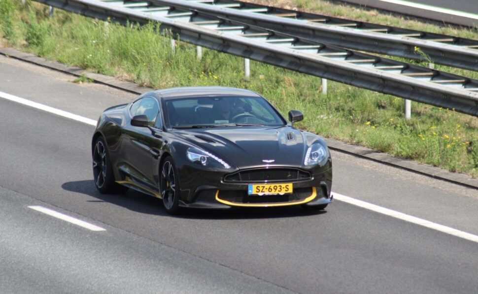 Een Aston Martin Vanquish S op de snelweg