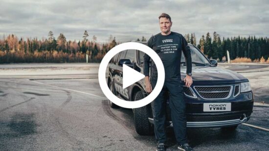 man verbreekt wereldrecord autoduwen met Saab