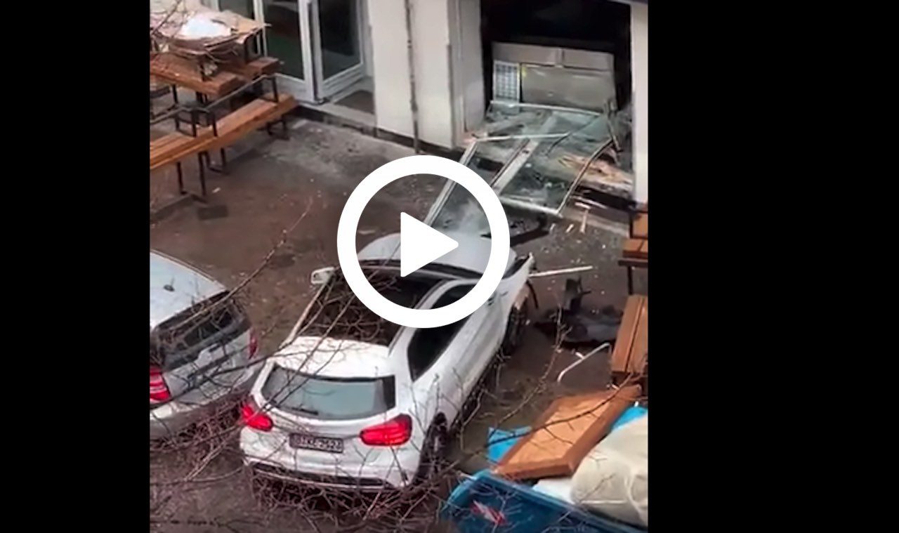 Video - boze Mercedes GLA-rijder sloopt restaurant
