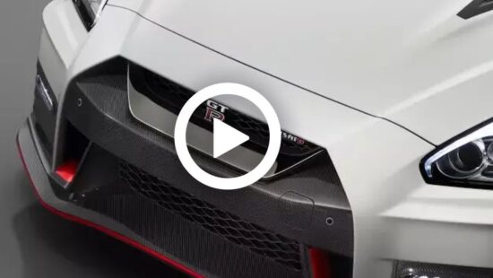 Video - Nissan GT-R vliegt in de fik, omstanders grijpen in