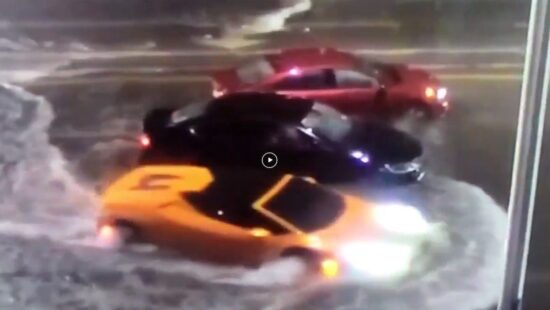Video - Lamborghini neemt duik in een plas water