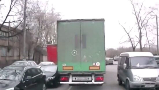Video - vrachtwagen maakt krappe bocht met veel verkeer