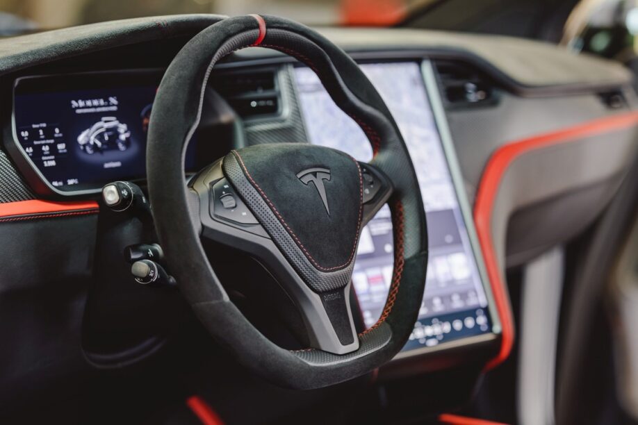 Het stuur van de door Vilner aangepakte Tesla Model X