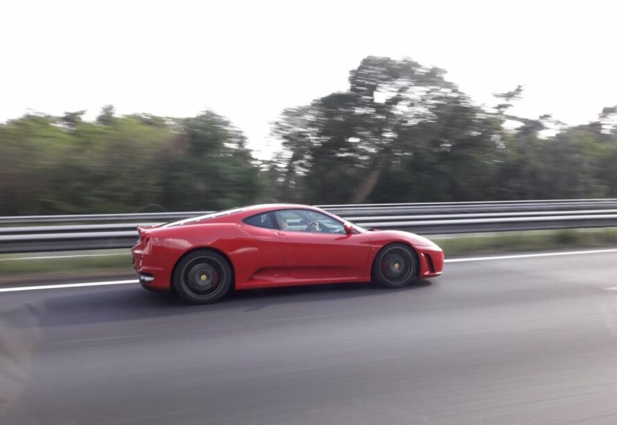 Een Ferrari F430 op de snelweg