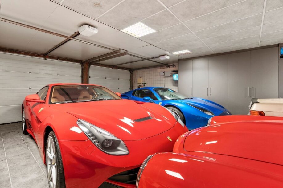 Gelderse villa heeft heerlijke Ferrari garage
