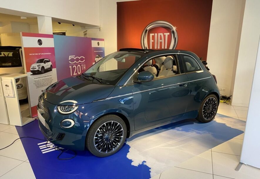 Een Fiat 500e in de showroom