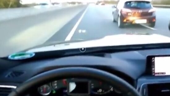 Video - BMW M4 doet 280 op autobahn, auto komt plots naar links