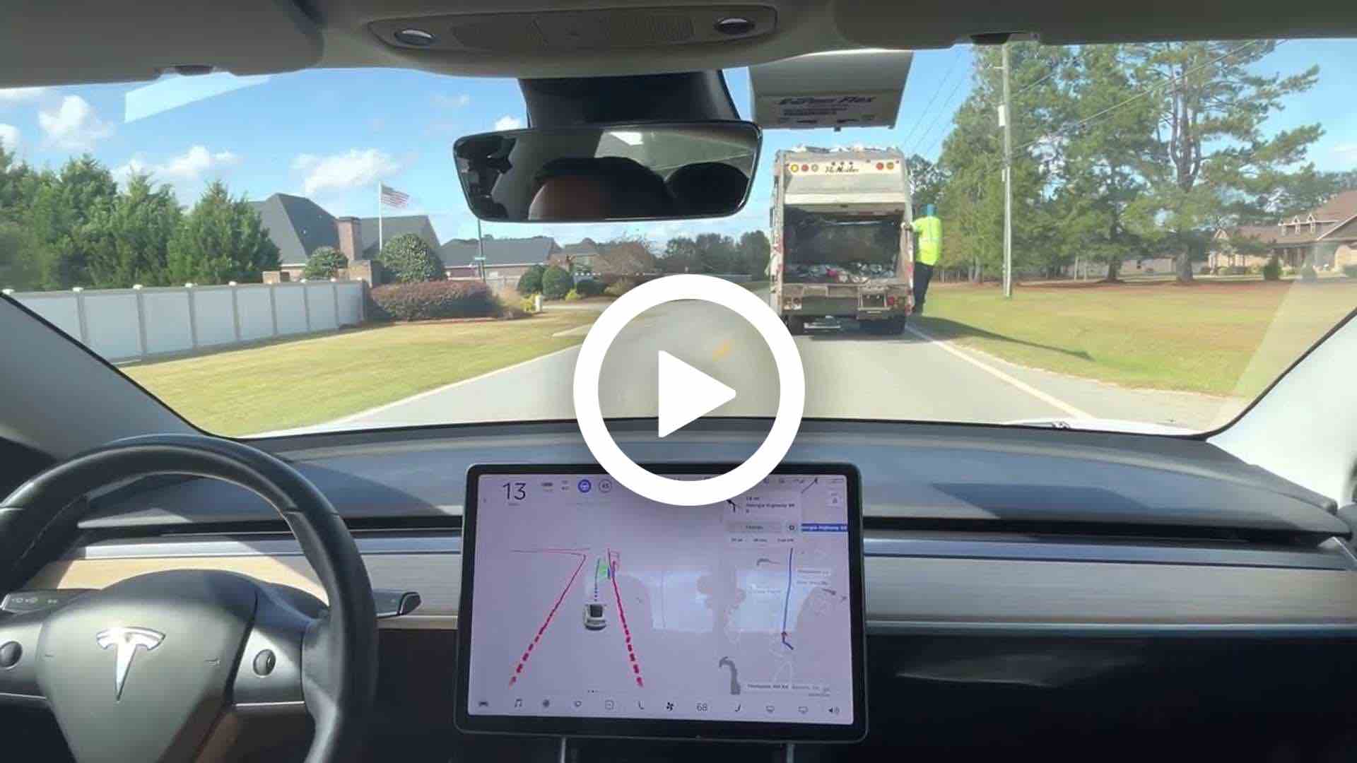 Video - Tesla Model 3 haalt ZELF een vrachtwagen in!