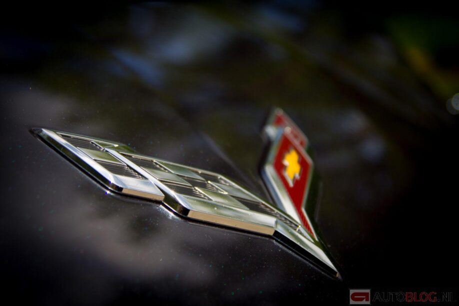 Het Corvette-logo op een Corvette Stingray uit 2014
