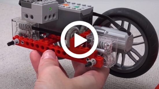 Video: slimmerik laat LEGO-auto over elk obstakel rijden