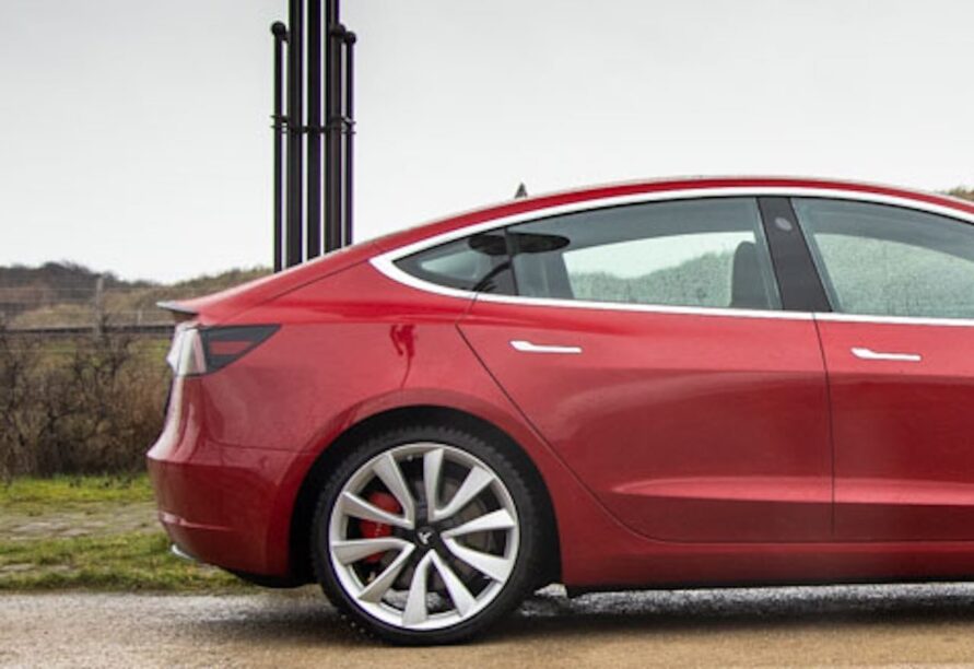 Gloednieuwe Tesla Model 3 ruit springt bij aflevering