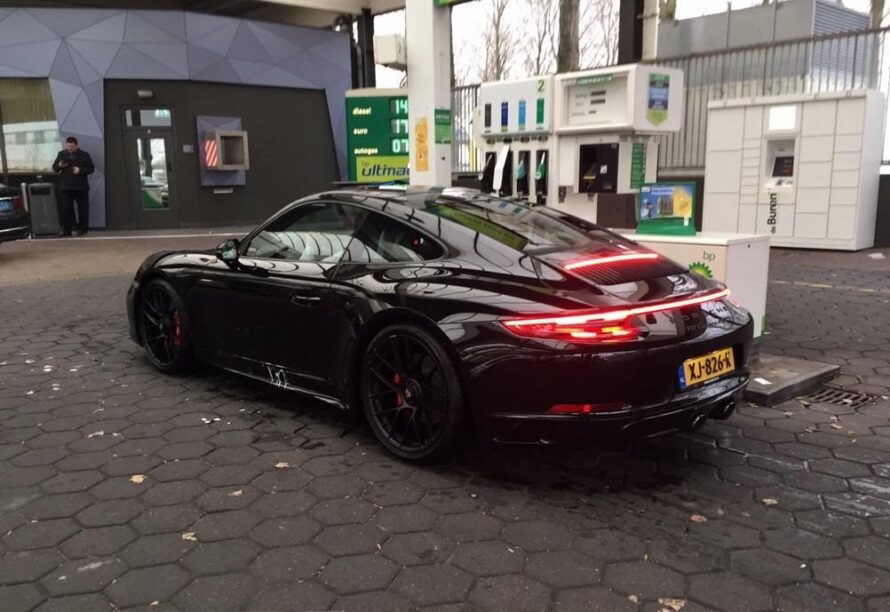 Een Porsche 911 bij een tankstation in Hoofddorp
