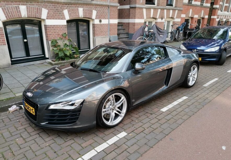 Grijze Audi R8 in Amsterdam