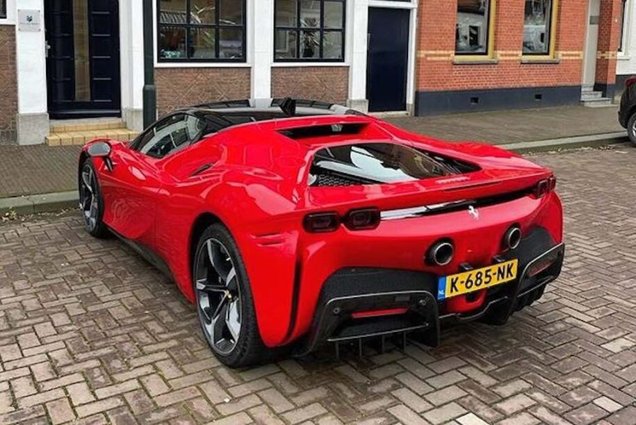 Dit is de eerste Ferrari SF90 op Nederlands kenteken