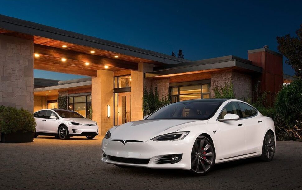 Een witte Tesla Model S