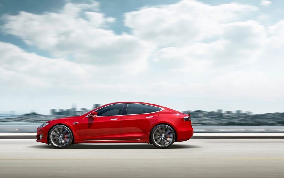 Tesla Model 3 blijft hangen aan laadpaal en laat niet meer los