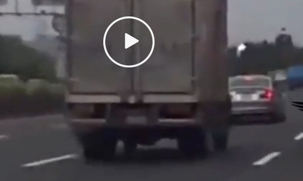Video: BMW doet brakecheck bij vrachtwagen