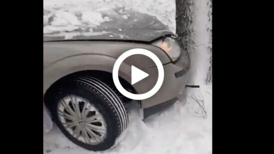 NL sneeuwpret eindigt met Mondeo tegen boom [video]