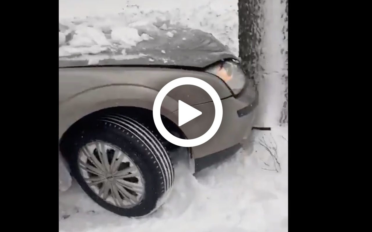 NL sneeuwpret eindigt met Mondeo tegen boom [video]