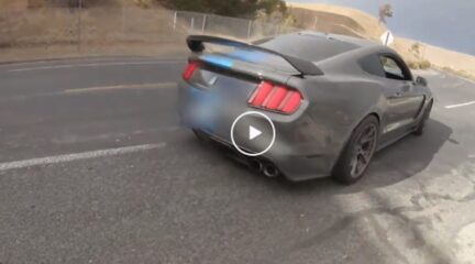 Video: Mustang-rijder doet powerslide, maar dan..