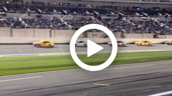 Video: Nascar Daytona 500 eindigt met spectaculaire crash