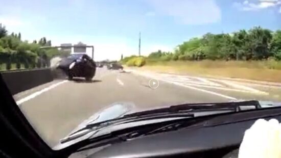 Video: Porsche op autobahn ontsnapt nipt aan crash