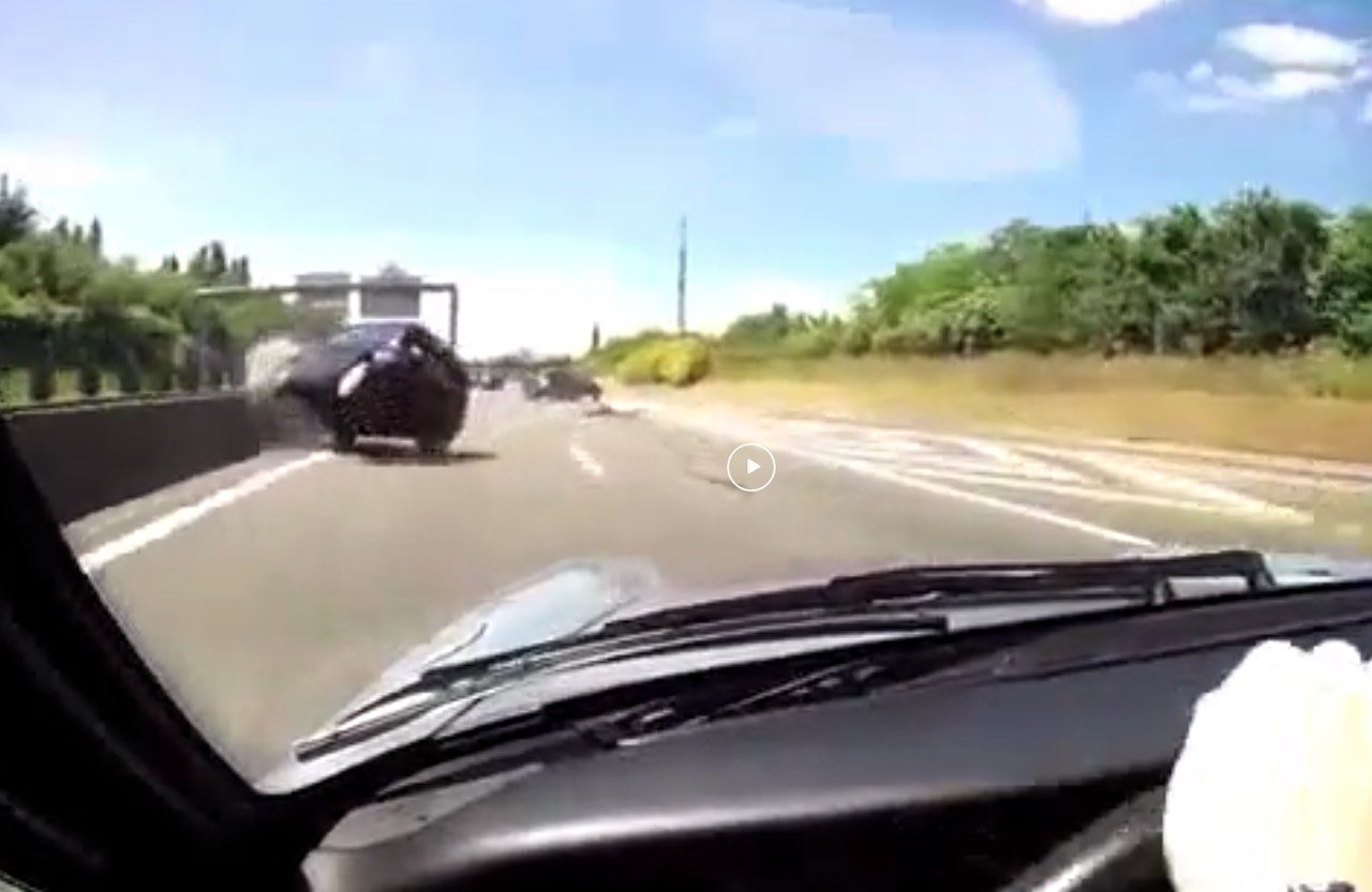 Video: Porsche op autobahn ontsnapt nipt aan crash