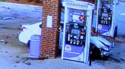 Video: vrouw neemt snelste weg naar het tankstation
