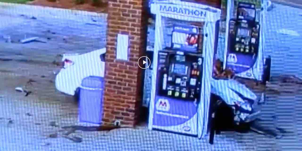 Video: vrouw neemt snelste weg naar het tankstation