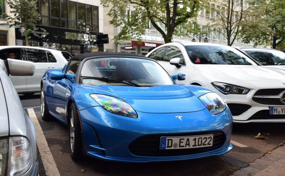 Een blauwe Tesla Roadster met Duitse platen
