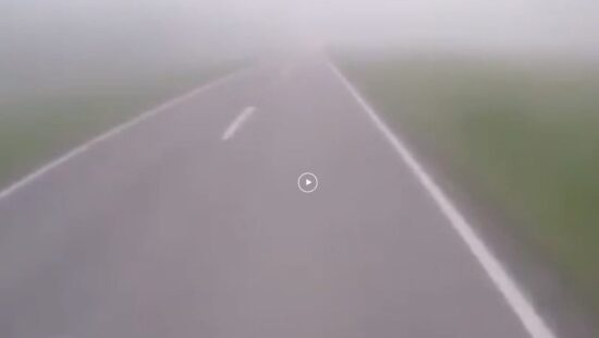Video: op hoge snelheid rijden door de mist, wat kan er misgaan?