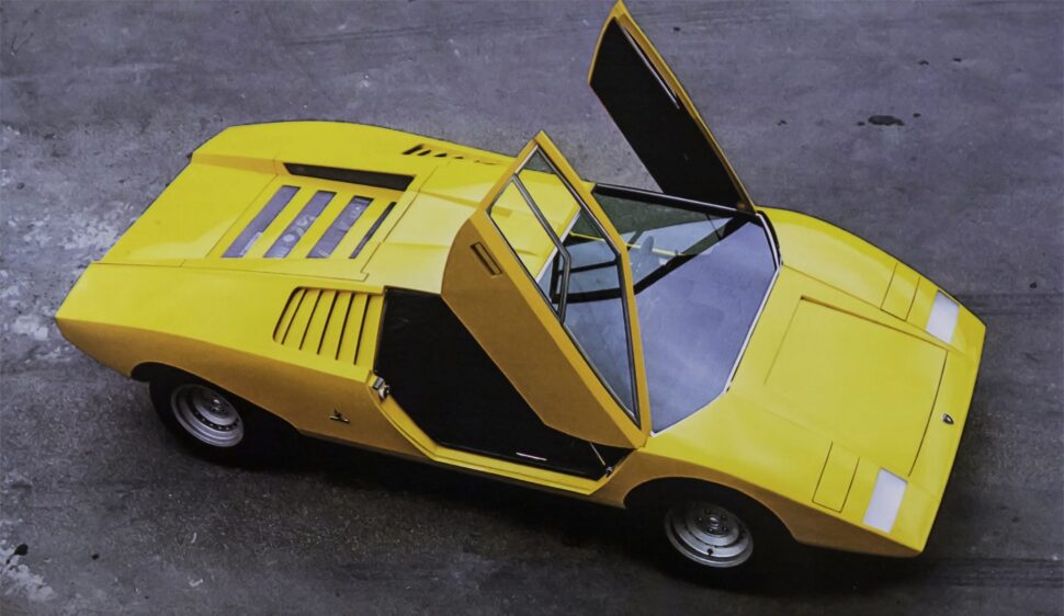 Een gele Lamborghini Countach