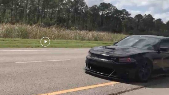Video: Dodge-bestuurder denkt indrukwekkend te kunnen invoegen