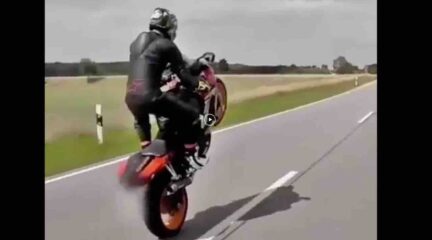 Video: deze motorrijder moet nog even oefenen