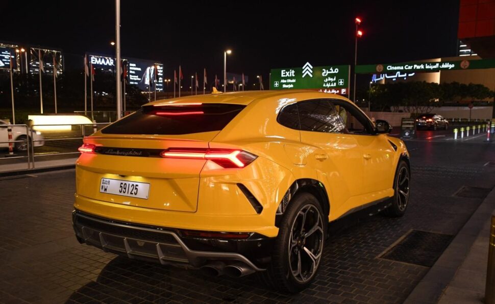 Een gele Lamborghini Urus