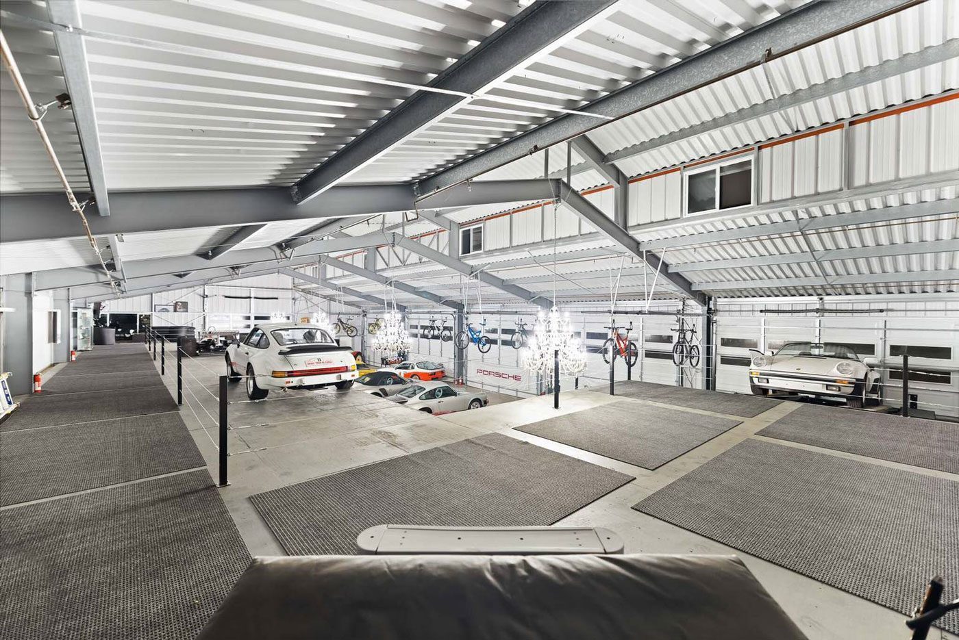 Deze ultieme Porsche-garage staat nu te koop