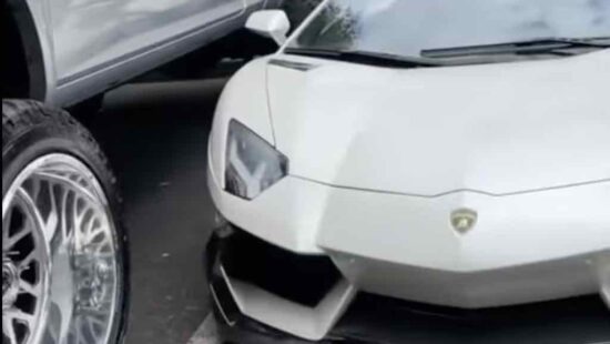 Video: wanneer iemand zijn Lambo te dicht op jou parkeert