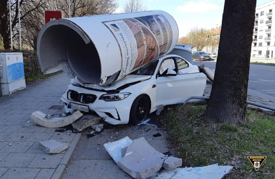 BMW M2 kust reclamezuil met flinke schade tot gevolg