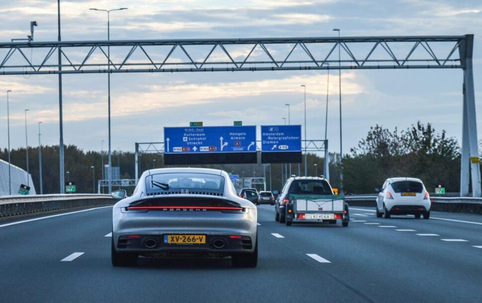 auto s gaan data doorspelen aan de Nederlandse overheid